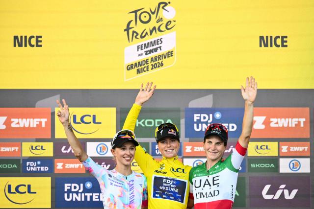 (FROM L) Second place Canyon//SRAM zondacrypto's Polish rider Katarzyna Niewiadoma, winner FDJ-SUEZ's Dutch rider Demi Vollering and third place UAE Team ADQ's Italian rider Elisa Longo Borghini celebrate on the podium at the end of the 9th and final stage of the fifth edition of the Women's Tour de France cycling race, 99.2 km from Nice to Nice, southeastern France on August 9, 2026. (Photo by NICOLAS TUCAT / AFP)