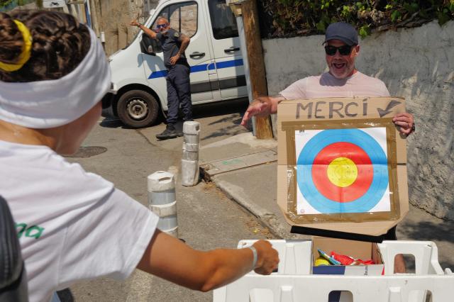 Spectators wait for goodies of the 'Caravane du Tour' prior to the 9th and final stage of the fifth edition of the Women's Tour de France cycling race, 99.2 km from Nice to Nice, southeastern France on August 9, 2026. (Photo by Valery HACHE / AFP)