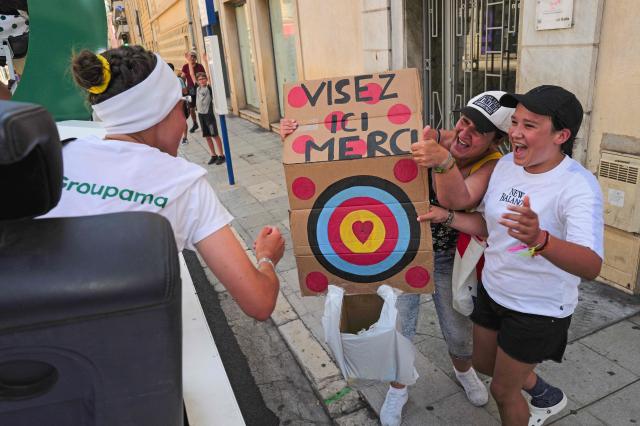Spectators wait for goodies of the 'Caravane du Tour' prior to the 9th and final stage of the fifth edition of the Women's Tour de France cycling race, 99.2 km from Nice to Nice, southeastern France on August 9, 2026. (Photo by Valery HACHE / AFP)