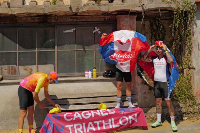 Spectators wait for goodies of the 'Caravane du Tour' prior to the 9th and final stage of the fifth edition of the Women's Tour de France cycling race, 99.2 km from Nice to Nice, southeastern France on August 9, 2026. (Photo by Valery HACHE / AFP)