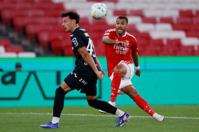 Academico de Viseu's Spanish midfielder #45 Alejandro Mestanza (L) challenges Benfica's Greek forward #14 Vangelis Pavlidis during the Portuguese League football match between SL Benfica and Academico de Viseu FC at Estadio da Luz in Lisbon on August 9, 2026. (Photo by FILIPE AMORIM / AFP)