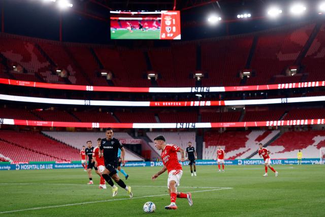 Benfica's Argentine forward #25 Gianluca Prestianni controls the ball during the Portuguese League football match between SL Benfica and Academico de Viseu FC at Estadio da Luz in Lisbon on August 9, 2026. (Photo by FILIPE AMORIM / AFP)