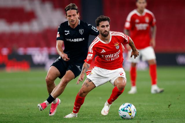 Academico de Viseu's Turkish midfielder #08 Cihan Kahraman (L) and Benfica's Portuguese forward #27 Rafa Silva vie for the ball during the Portuguese League football match between SL Benfica and Academico de Viseu FC at Estadio da Luz in Lisbon on August 9, 2026. (Photo by FILIPE AMORIM / AFP)