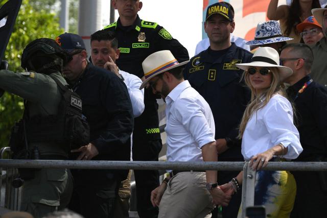Colombia'S President Abelardo de la Espriella (C) and his wife his wife Ana Lucia Pineda attend the traditional Silleteros parade held as part of the Flower Festival in Medellin, Antioquia department, Colombia on August 9, 2026. (Photo by Jaime SALDARRIAGA / AFP)