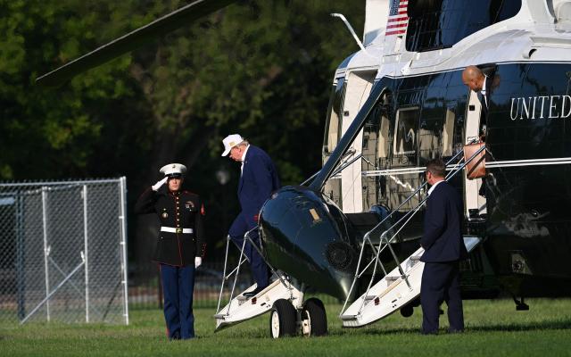 US President Donald Trump steps off Marine One after landing on the Ellipse near the White House in Washington, DC, on August 9, 2026. President Trump is returning to the White House after spending the weekend at his National Golf Club in Bedminster, New Jersey. (Photo by Brendan SMIALOWSKI / AFP)