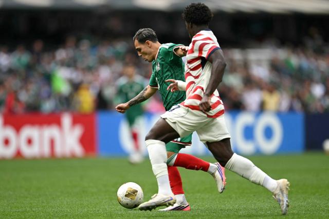 Mexico's midfielder #11 Hugo Camberos (L) runs with the ball  past US midfielder #14 Javaun Mussenden during the Concacaf U-20 Championship final football match between United States and Mexico at the Banorte Stadium in Mexico City on August 9, 2026. (Photo by Yuri CORTEZ / AFP)
