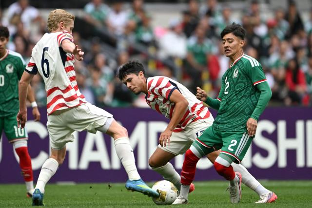 (L to R) US midfielder #06 Colin Guske, US forward #17 Ruben Ramos, and Mexico's defender #02 Juan Echilvestre fight for the ball during the Concacaf U-20 Championship final football match between United States and Mexico at the Banorte Stadium in Mexico City on August 9, 2026. (Photo by Yuri CORTEZ / AFP)
