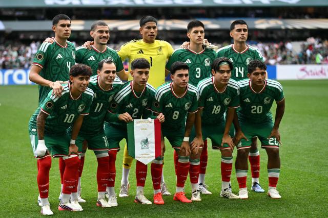 Mexico's players pose for a team photo ahead of the Concacaf U-20 Championship final football match between United States and Mexico at the Banorte Stadium in Mexico City on August 9, 2026. (Photo by YURI CORTEZ / AFP)
