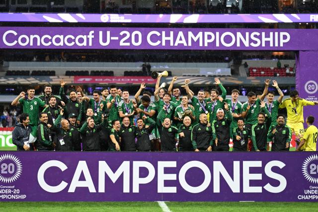 Mexico's midfielder #18 Samir Inda lifts the trophy with his teammates after winning the Concacaf U-20 Championship final football match between United States and Mexico at the Banorte Stadium in Mexico City on August 9, 2026. (Photo by YURI CORTEZ / AFP)