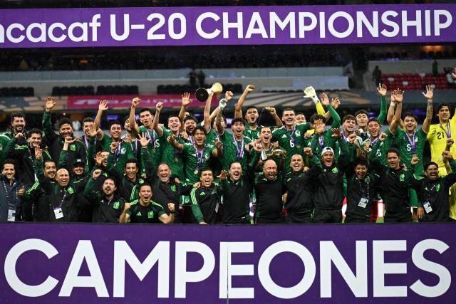 Mexico's players lift the trophy after winning the Concacaf U-20 Championship final football match between United States and Mexico at the Banorte Stadium in Mexico City on August 9, 2026. (Photo by YURI CORTEZ / AFP)