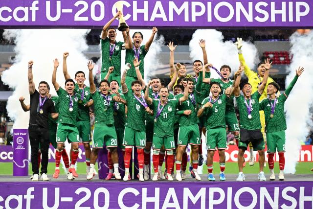 Mexico's defender #04 Carlos Hernandez and midfielder #18 Samir Inda lift the trophy with their teammates after winning the Concacaf U-20 Championship final football match between United States and Mexico at the Banorte Stadium in Mexico City on August 9, 2026. (Photo by YURI CORTEZ / AFP)