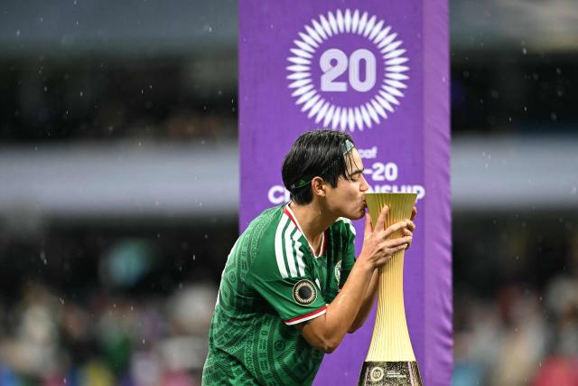 Mexico's midfielder #18 Samir Inda kisses the trophy after winning the Concacaf U-20 Championship final football match between United States and Mexico at the Banorte Stadium in Mexico City on August 9, 2026. (Photo by Yuri CORTEZ / AFP)