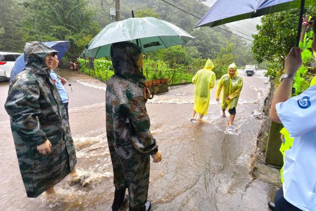 Officials help evacuate local residents in Lin'an district in Hangzhou, eastern China's Zhejiang province on August 9, 2026, as part of precautionary measures ahead of the arrival of Typhoon Dolphin. (Photo by CN-STR / AFP) / China OUT