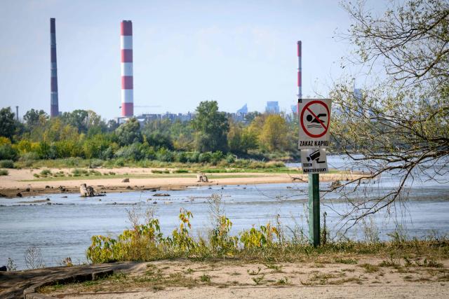 A sign forbidding swimming is seen on a beach on the Vistula river just outside the capital Warsaw on August 10, 2026. The Vistula, Poland's longest river, fell on Monday to match its record low in Warsaw, the national meteorological institute IMGW reported, with Europe sweltering through multiple heatwaves. (Photo by Mladen ANTONOV / AFP)