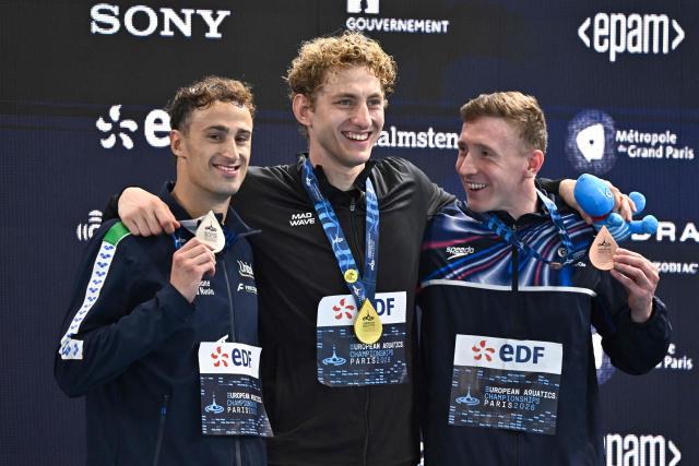 (LtoR) Italy's Alberto Razzetti (silver medal) Neutral Athlete B's Ilia Borodin (gold medal) and Britain's Max Litchfield (bronze medal) on the podium of the men's 400m individual medley swimming event during the LEN European Aquatics Championships at the Olympic Aquatic Centre in Saint-Denis, northern suburbs of Paris, on August 10, 2026. (Photo by JULIEN DE ROSA / AFP)