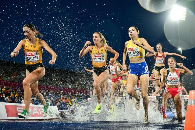 Germany's Gesa Felicitas Krause (L), Germany's Lea Meyer (C) and Sweden's Emilia Lillemo (R) compete in the women's 3000m steeplechase heat 1 during the European Athletics Championships at Alexander Stadium in Birmingham on August 10, 2026. (Photo by Ben STANSALL / AFP)