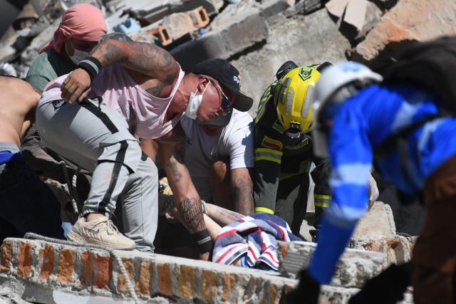 EDITORS NOTE: Graphic content / Rescuers recover a corpse from the rubble of a collapsed building after an earthquake in Pereira, Colombia on August 10, 2026. A powerful earthquake rocked Colombia and neighboring Latin American countries on August 10, 2026, with medical teams rushing to help victims after buildings were damaged or collapsed in several cities. The Colombian geological service and its American counterpart USGS put the magnitude at 7.4, with an epicenter 100 km (60 miles) underground in the west of the country. Colombia had initially put it at 6.6. (Photo by Jaime SALDARRIAGA / AFP)