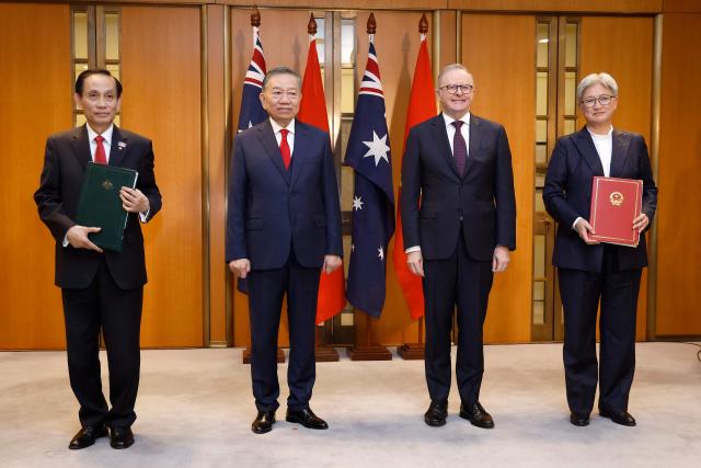 Australian Prime Minister Anthony Albanese (2nd R) and Foreign Minister Penny Wong pose for a photograph with Vietnamese General Secretary and President To Lam (2nd L) and Vietnamese Foreign Minister Le Hoai Trung after exchanging documents at Parliament House in Canberra on August 11, 2026. (Photo by hilary wardhaugh / AFP)