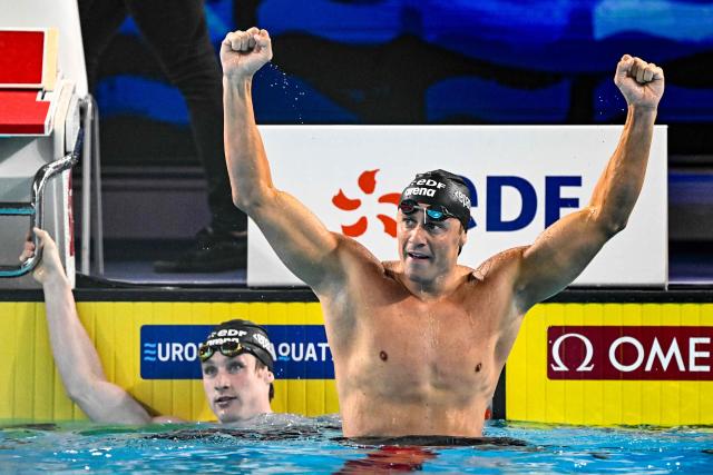 Italy's Nicolo Martinenghi celebrates after winning  the final of the men's 100m breaststroke swimming event during the LEN European Aquatics Championships at the Olympic Aquatic Centre in Saint-Denis, northern suburbs of Paris, on August 11, 2026. (Photo by JULIEN DE ROSA / AFP)