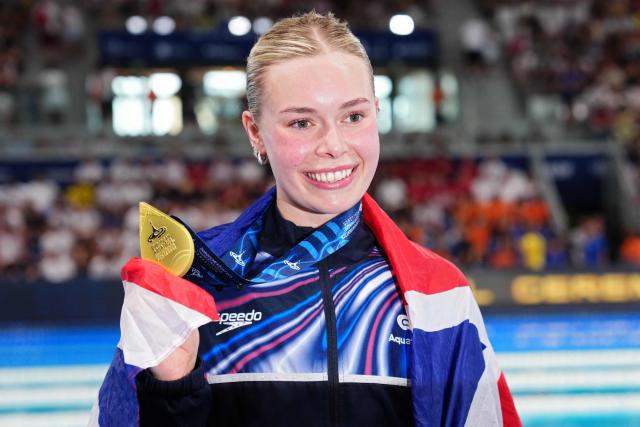 Britain's Katie Shanahan poses with her gold medal after the podium ceremony of the women's 200m backstroke swimming event during the LEN European Aquatics Championships at the Olympic Aquatic Centre in Saint-Denis, northern suburbs of Paris, on August 11, 2026. (Photo by Dimitar DILKOFF / AFP)