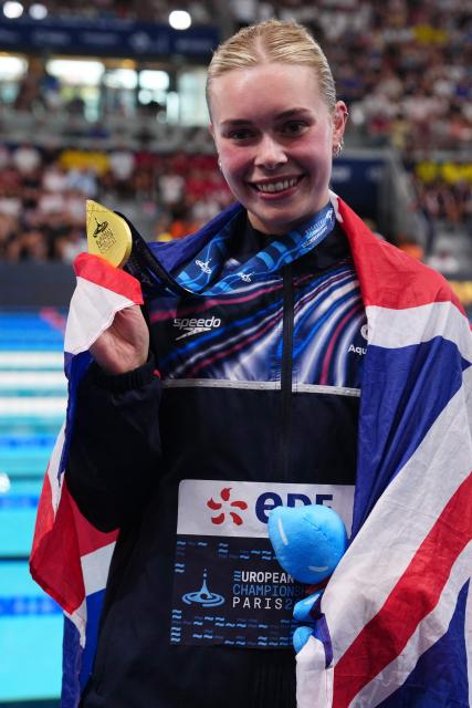 Britain's Katie Shanahan poses with her gold medal after the podium ceremony of the women's 200m backstroke swimming event during the LEN European Aquatics Championships at the Olympic Aquatic Centre in Saint-Denis, northern suburbs of Paris, on August 11, 2026. (Photo by Dimitar DILKOFF / AFP)