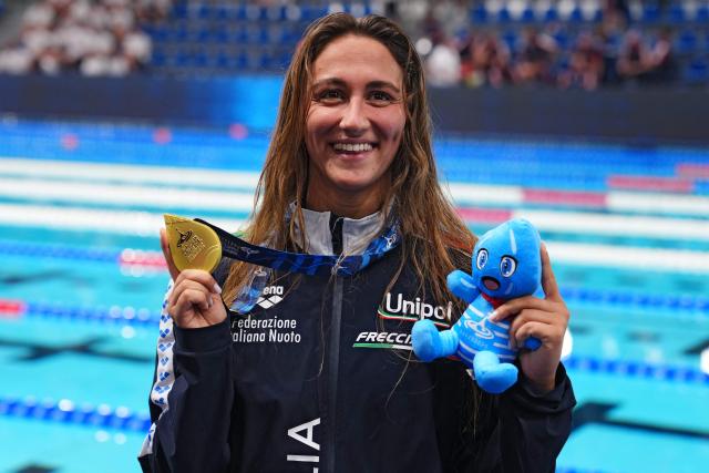 Italy's Simona Quadarella poses with her gold medal following the podium ceremony of the women's 800m freestyle swimming event during the LEN European Aquatics Championships at the Olympic Aquatic Centre in Saint-Denis, northern suburbs of Paris, on August 11, 2026. (Photo by Dimitar DILKOFF / AFP)