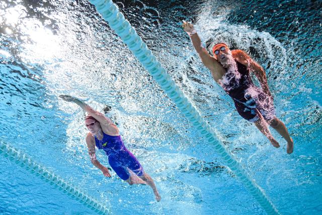 Italy's swimmer Simona Quadarella (R) and Germany's swimmer Isabel Gose (L) compete during the final of the women's 800m freestyle swimming event during the LEN European Aquatics Championships at the Olympic Aquatic Centre in Saint-Denis, northern suburbs of Paris, on August 11, 2026. (Photo by Sébastien BOZON / AFP)