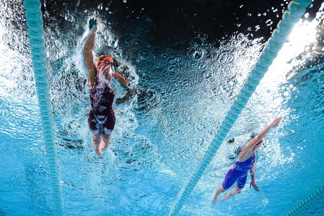 Italy's swimmer Simona Quadarella (L) and Germany's swimmer Isabel Gose (R) compete during the final of the women's 800m freestyle swimming event during the LEN European Aquatics Championships at the Olympic Aquatic Centre in Saint-Denis, northern suburbs of Paris, on August 11, 2026. (Photo by Sébastien BOZON / AFP)