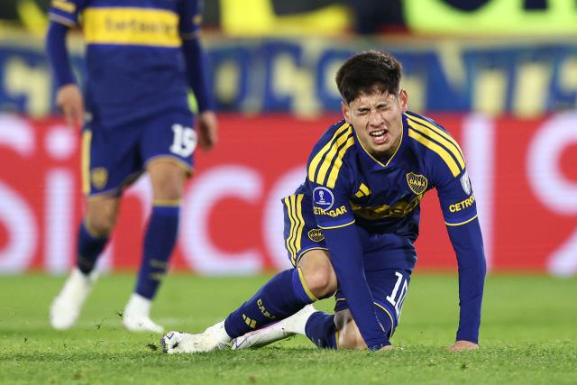 Boca Juniors' midfielder #10 Tomas Aranda grimaces in pain during the first leg of the Copa Sudamericana round of 16 football match between Argentina's Boca Juniors and Paraguay's Deportivo Recoleta, at the Tomas Adolfo Duco stadium in Buenos Aires, on August 11, 2026. (Photo by Alejandro PAGNI / AFP)