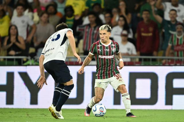 Fluminense's Venezuelan midfielder #30 Yeferson Soteldo controls the ball during the first leg of the Copa Libertadores round of 16 football match between Brazil's Fluminense and Argentina's Independiente Rivadavia at the Maracana stadium in Rio de Janeiro, Brazil, on August 11, 2026. (Photo by MAURO PIMENTEL / AFP)
