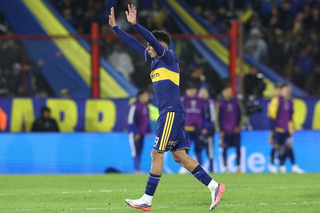 Boca Juniors' forward #19 Leonel Flores celebrates after scoring his team's third goal during the first leg of the Copa Sudamericana round of 16 football match between Argentina's Boca Juniors and Paraguay's Deportivo Recoleta, at the Tomas Adolfo Duco stadium in Buenos Aires, on August 11, 2026. (Photo by Alejandro PAGNI / AFP)