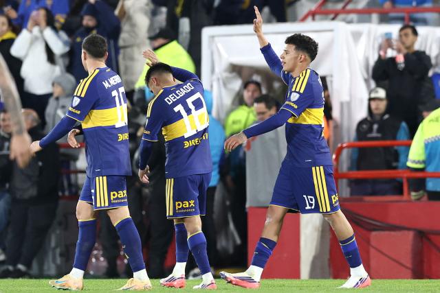 Boca Juniors' forward #19 Leonel Flores (R) celebrates after scoring his team's third goal during the first leg of the Copa Sudamericana round of 16 football match between Argentina's Boca Juniors and Paraguay's Deportivo Recoleta, at the Tomas Adolfo Duco stadium in Buenos Aires, on August 11, 2026. (Photo by Alejandro PAGNI / AFP)