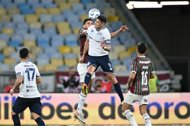 Fluminense's defender #04 Ignacio and Independiente Rivadavia's Paraguayan forward #9 Alex Arce jump for a header during the first leg of the Copa Libertadores round of 16 football match between Brazil's Fluminense and Argentina's Independiente Rivadavia at the Maracana stadium in Rio de Janeiro, Brazil, on August 11, 2026. (Photo by MAURO PIMENTEL / AFP)