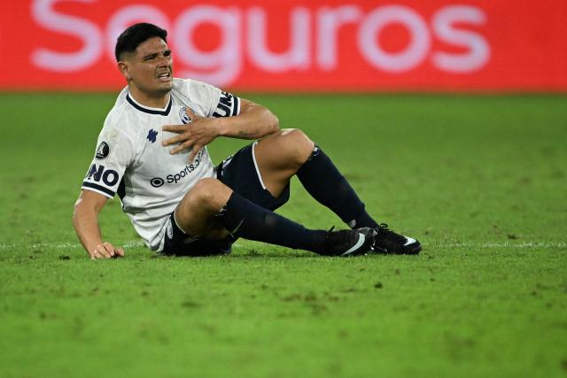 Independiente Rivadavia's forward #17 Maximiliano Salas grimaces in pain during the first leg of the Copa Libertadores round of 16 football match between Brazil's Fluminense and Argentina's Independiente Rivadavia at the Maracana stadium in Rio de Janeiro, Brazil, on August 11, 2026. (Photo by MAURO PIMENTEL / AFP)