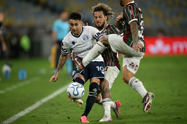 Independiente Rivadavia's midfielder #10 Matias Fernandez fights for the ball with Fluminense's defender #23 Guga (C) and Argentine midfielder #32 Luciano Acosta during the first leg of the Copa Libertadores round of 16 football match between Brazil's Fluminense and Argentina's Independiente Rivadavia at the Maracana stadium in Rio de Janeiro, Brazil, on August 11, 2026. (Photo by MAURO PIMENTEL / AFP)