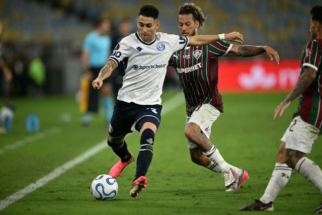 Independiente Rivadavia's midfielder #10 Matias Fernandez (L) and Fluminense's defender #23 Guga fight for the ball during the first leg of the Copa Libertadores round of 16 football match between Brazil's Fluminense and Argentina's Independiente Rivadavia at the Maracana stadium in Rio de Janeiro, Brazil, on August 11, 2026. (Photo by MAURO PIMENTEL / AFP)