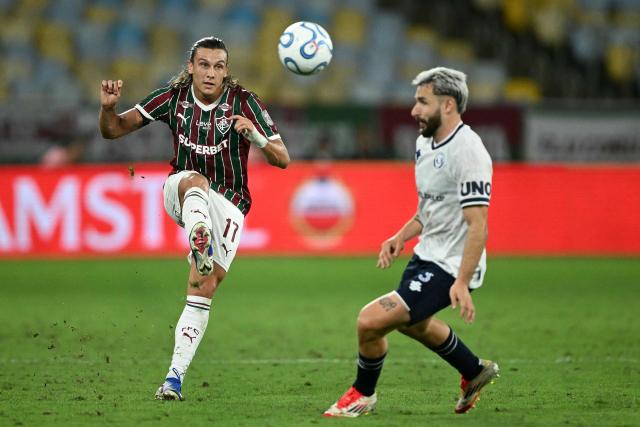 Fluminense's Uruguayan midfielder #17 Agustin Canobbio looks at the ball past Independiente Rivadavia's defender #3 Juan Manuel Elordi during the first leg of the Copa Libertadores round of 16 football match between Brazil's Fluminense and Argentina's Independiente Rivadavia at the Maracana stadium in Rio de Janeiro, Brazil, on August 11, 2026. (Photo by MAURO PIMENTEL / AFP)