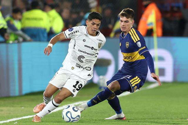 Recoleta's forward #19 Hector Lopez and Boca Juniors' midfielder #21 Kevin Zenon fight for the ball during the first leg of the Copa Sudamericana round of 16 football match between Argentina's Boca Juniors and Paraguay's Deportivo Recoleta, at the Tomas Adolfo Duco stadium in Buenos Aires, on August 11, 2026. (Photo by Alejandro PAGNI / AFP)