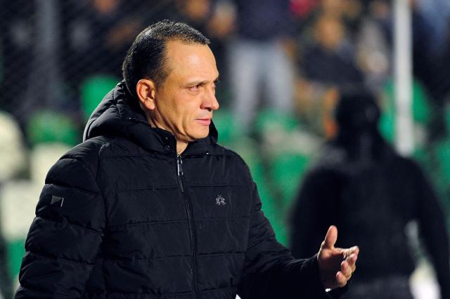 Bolivar's Colombian head coach Alejandro Restrepo looks on during the first leg of the Copa Sudamericana round of 16 football match between Bolivia's Bolivar and Brazil's Sao Paulo, at the Hernando Siles stadium in La Paz, on August 11, 2026. (Photo by Jorge BERNAL / AFP)