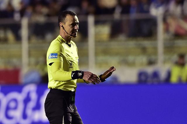 Colombian referee Wilmar Roldan gestures during the first leg of the Copa Sudamericana round of 16 football match between Bolivia's Bolivar and Brazil's Sao Paulo, at the Hernando Siles stadium in La Paz, on August 11, 2026. (Photo by Jorge BERNAL / AFP)