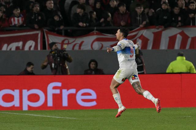 Universidad Catolica's Argentine forward #9 Fernando Zampedri celebrates after scoring his team's first goal during the first leg of the Copa Libertadores round of 16 football match between Argentina's Estudiantes de La Plata and Chile's Universidad Catolica at the Jorge Luis Hirschi stadium in La Plata, Buenos Aires province, Argentina on August 11, 2026. (Photo by JUAN MABROMATA / AFP)