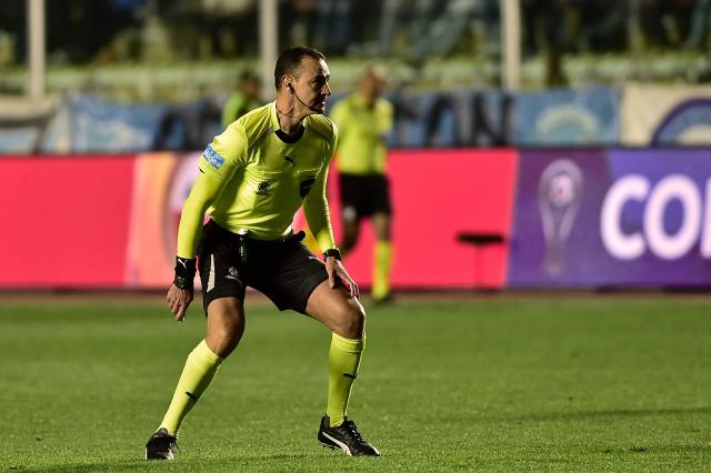 Colombian referee Wilmar Roldan looks on during the first leg of the Copa Sudamericana round of 16 football match between Bolivia's Bolivar and Brazil's Sao Paulo, at the Hernando Siles stadium in La Paz, on August 11, 2026. (Photo by Jorge BERNAL / AFP)