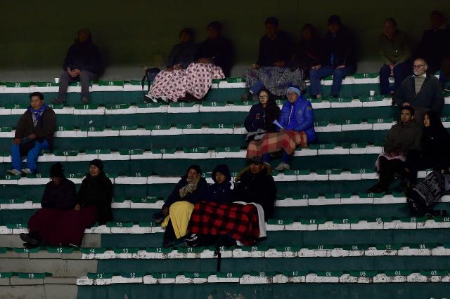 Fans of Bolivar attend the first leg of the Copa Sudamericana round of 16 football match between Bolivia's Bolivar and Brazil's Sao Paulo, at the Hernando Siles stadium in La Paz, on August 11, 2026. (Photo by Jorge BERNAL / AFP)
