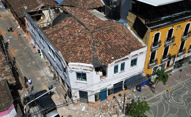 Aerial view show a destroyed house after an earthquake in Roldanillo, Valle del Cauca, Colombia on August 11, 2026. Rescuers, soldiers and volunteers searched through collapsed apartment blocks and office buildings across western Colombia, racing to find survivors after the country's strongest earthquake in a century killed at least 241 people and left many more homeless. (Photo by Raul ARBOLEDA / AFP)