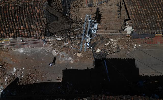 Aerial view show a destroyed house after an earthquake in Roldanillo, Valle del Cauca, Colombia on August 11, 2026. Rescuers, soldiers and volunteers searched through collapsed apartment blocks and office buildings across western Colombia, racing to find survivors after the country's strongest earthquake in a century killed at least 241 people and left many more homeless. (Photo by Raul ARBOLEDA / AFP)