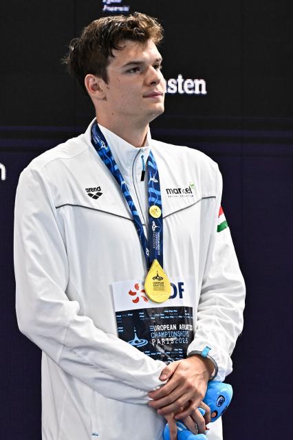 Hungary's Hubert Kos poses with his gold medal on the podium of the men's 200m backstroke swimming event during the LEN European Aquatics Championships at the Olympic Aquatic Centre in Saint-Denis, northern suburbs of Paris, on August 12, 2026. (Photo by JULIEN DE ROSA / AFP)