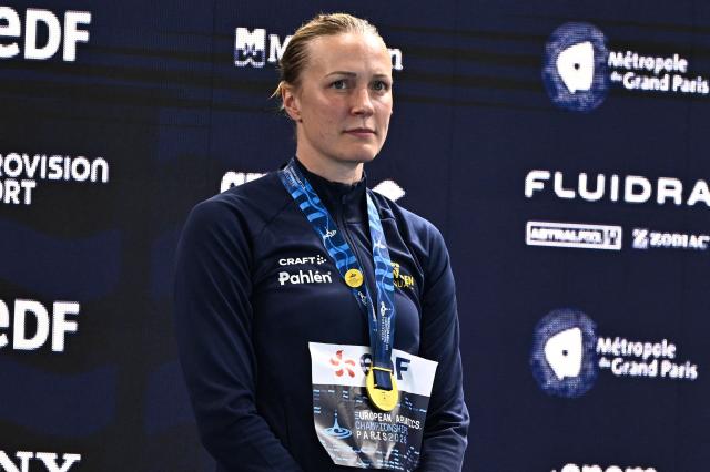 Sweden's Sarah Sjostrom poses with her gold medal on the podium of the women's 50m butterfly swimming event during the LEN European Aquatics Championships at the Olympic Aquatic Centre in Saint-Denis, northern suburbs of Paris, on August 12, 2026. (Photo by JULIEN DE ROSA / AFP)