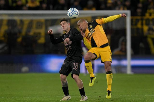 Platense's midfielder #18 Bautista Merlini (L) and Coquimbo's midfielder #08 Alejandro Camargo head the ball during the first leg of the Copa Libertadores round of 16 football match between Argentina's Platense and Chile's Coquimbo Unido at the Ciudad de Vicente Lopez stadium in Vicente Lopez, Buenos Aires province, Argentina on August 12, 2026. (Photo by JUAN MABROMATA / AFP)