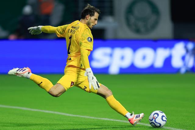 Cerro Porteno's Argentine goalkeeper #01 Manuel Roffo clears the ball during the first leg of the Copa Libertadores round of 16 football match between Brazil's Palmeiras and Paraguay's Cerro Porteno at the Allianz Parque stadium in Sao Paulo, Brazil, on August 12, 2026. (Photo by Miguel SCHINCARIOL / AFP)