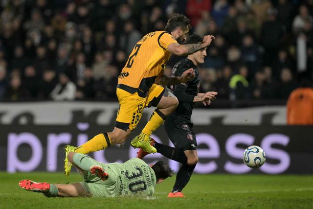 Coquimbo's Argentine forward #12 Lucas Pratto fights for the ball with Platense's defender #25 Juan Saborido and goalkeeper #30 Juan Cozzani during the first leg of the Copa Libertadores round of 16 football match between Argentina's Platense and Chile's Coquimbo Unido at the Ciudad de Vicente Lopez stadium in Vicente Lopez, Buenos Aires province, Argentina on August 12, 2026. (Photo by JUAN MABROMATA / AFP)